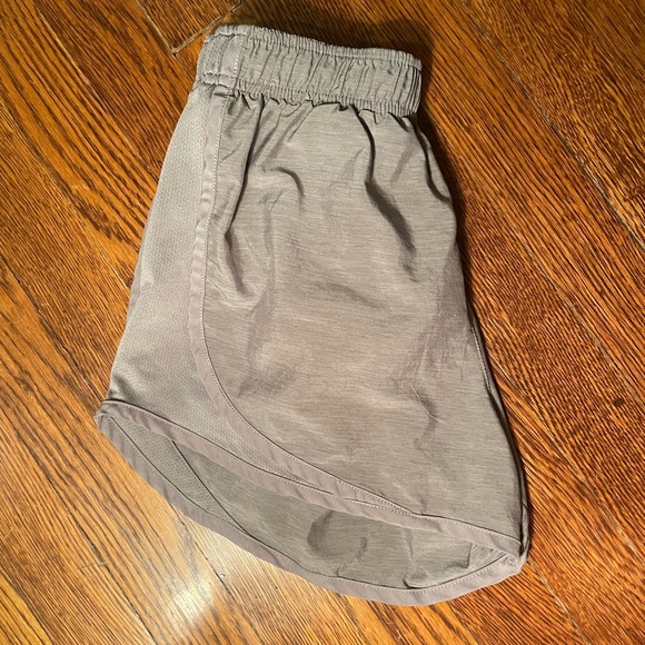 Gray Nike shorts in a size XS - Picture 3 of 4
